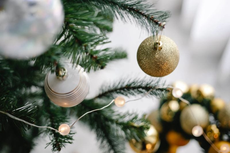 No Maintenance, No Problem: The Advantages of Choosing Artificial Christmas Greenery over Real Wreaths and Garlands